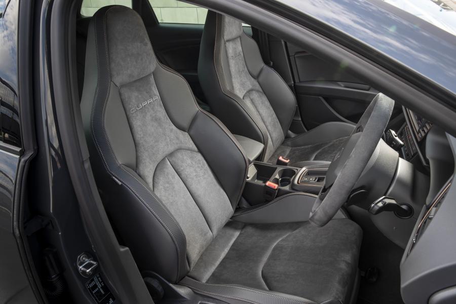 Интерьер Seat Leon Cupra R ST (5F) 2019 года  (UK) (фото 5 из 40)